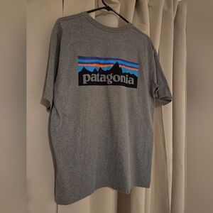 Patagonia Men's Gray Tee with Logo - Worn Once. Medium